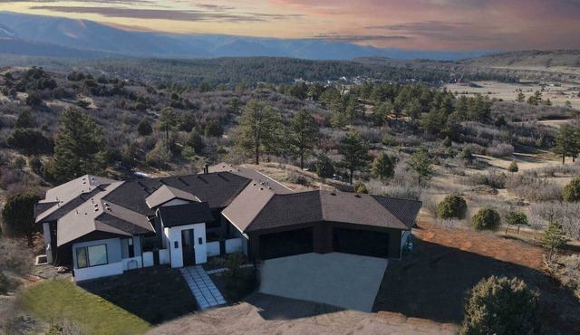 Private, 36 Acres, 6 Kings, HotTub, Views, Clean