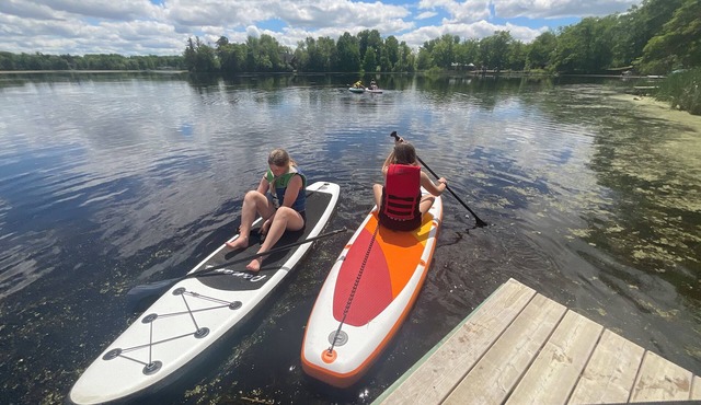 Private 3bdr cabin on Apple River kayaks, SUPS, and paddle boat. Pet friendly!