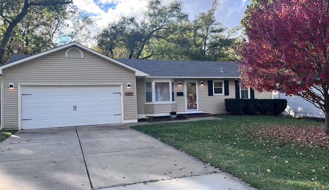 Private 3BR, 1 BA, 2 Garage, Fenced Yard, Central KC location Quiet Neighborhood