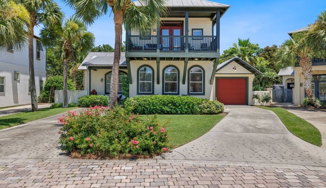 Private 3BR/3BA house in West PCB. 5 minute walk to the beach!