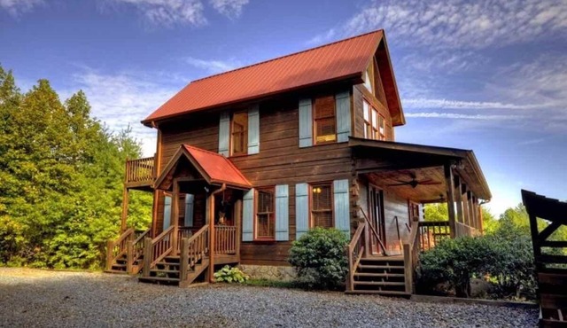 Private 3BR Cabin w/Hot Tub, Fire Pit, Creek & Views – 15 Min from Blue Ridge