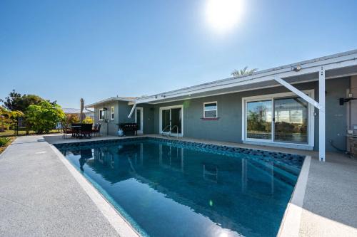 Private 3BR Pool House in Quiet Golf Community