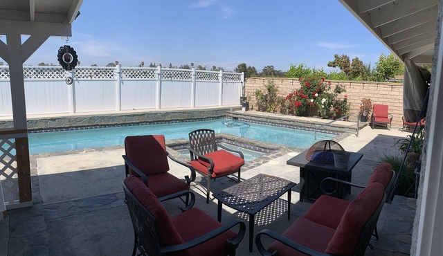 Private 4+ 2.5 near shops & restaurants with a pool & spa!