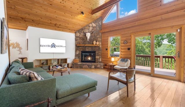 Private 4.5-Acre Retreat featuring Hot Tub, Walk-to-Lake Access & Free Daily Attraction Tickets
