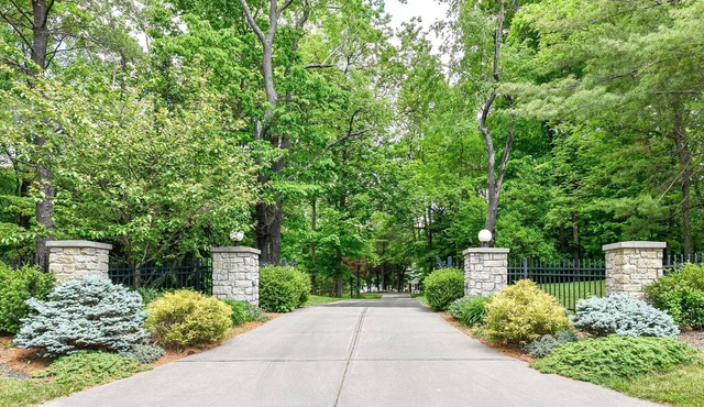 Private 4-Acre Retreat! Hot Tub, Sauna! 7 Min to Zionsville Village