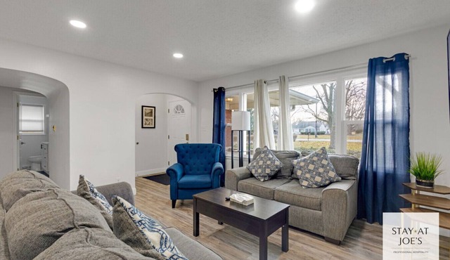Private 4 BDRM house, 5 Miles from Downtown #6