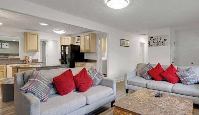 Private 4 BDRM house, 5 Miles from Downtown #4.