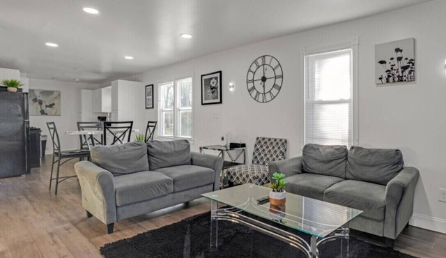 Private 4 BDRM house, 5 Miles from Downtown #1