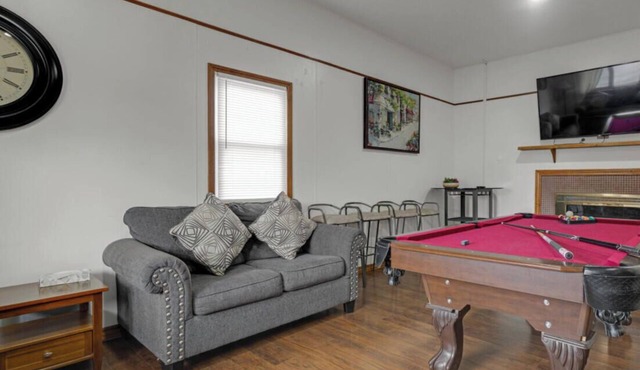 Private 4 BDRM house, 5 Miles from Downtown #5