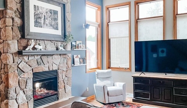 Private, 4-bedroom, 2.5-bath near Kohler golf & walking distance to winery!