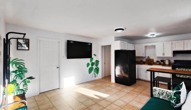 Private 4 bedrooms 2 bathrooms Free Parking