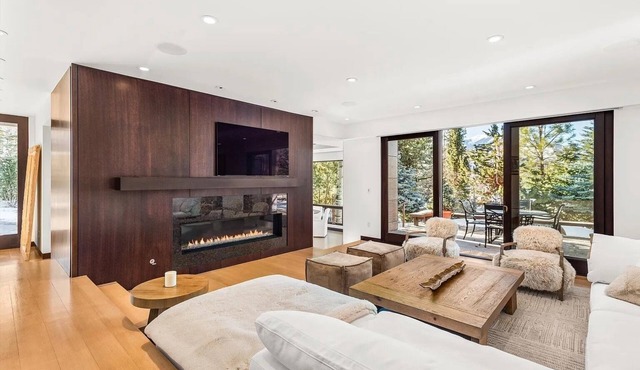 Private 4 Bedroom Estate on exclusive Red Mountain w/soaring views & Jacuzzi