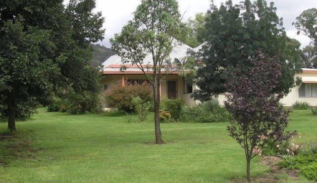 Private 4 bedroom farmhouse set in private gardens, between Mudgee & Rylstone.