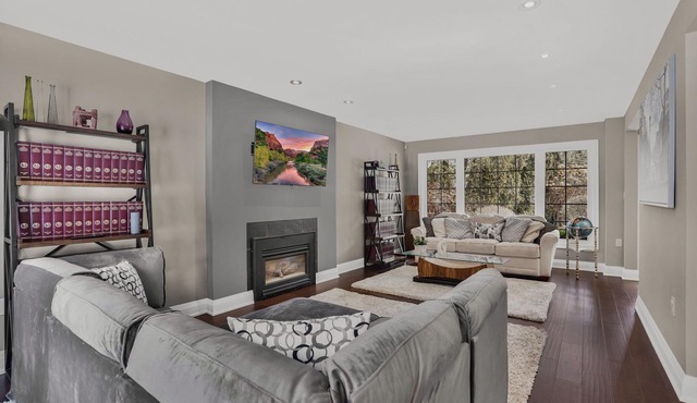 Private 4-bedroom home steps to Lake Ontario