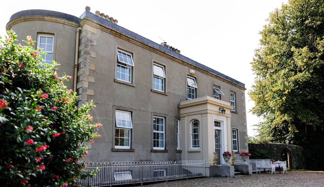 Private 4 bedroom wing in Georgian Linen House w/modern twist (Pet Friendly)