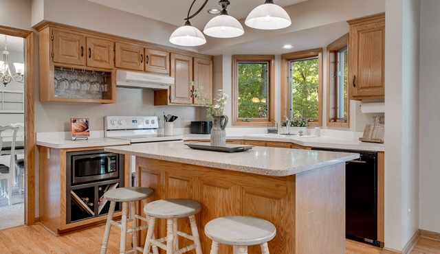 Private 4 BR Home with Wooded Backyard
