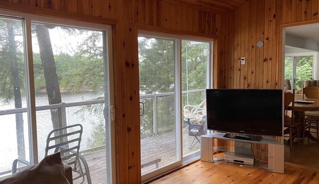 Private 4 Season Waterfront Cottage - 2 hrs from TO -Great Swimming/FAST WI-FI