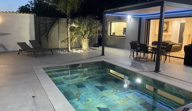 Private 4* villa, heated and covered swimming pool, 5 minutes from the sea