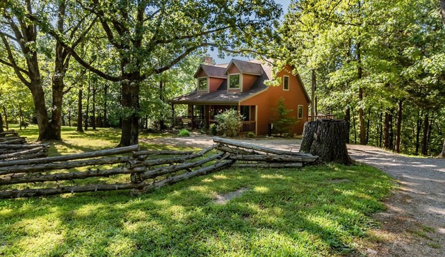 Private 40-Acre Cottage, Dog Friendly, Hot Tub, Pool Table & Car Charger