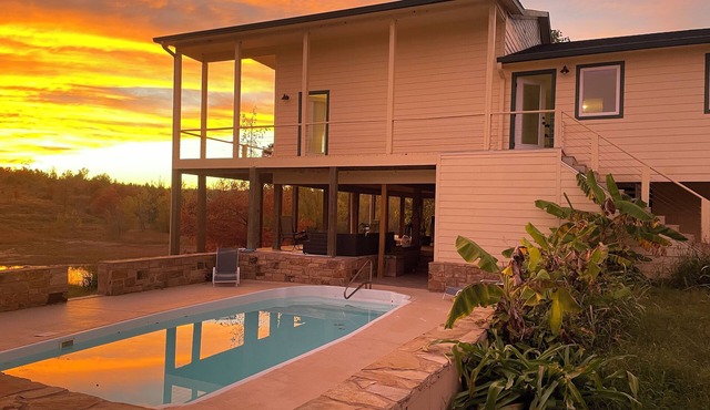 Private 40 Acre Ranch House/3 Acre Lake with Pool and Hot-tub/Near Bastrop