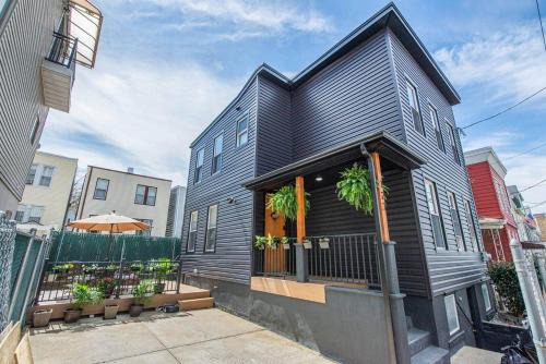 Private 4BR/3.5B Home Driveway 15 min to NYC