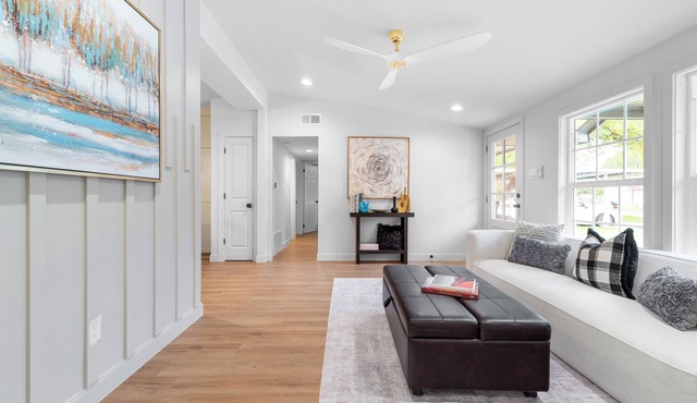 Private 4BR/3BA Home Near IAH Sleeps 9 Fast WIFI Work Stays & Groups