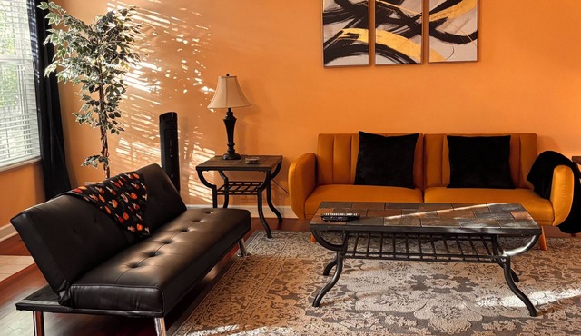 Private 4BR family retreat -sleeps 8 close to woodfield mall & airport