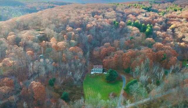 Private 4BR Mtn Retreat Fiber WiFi, Game Room & Trails Dogs OK