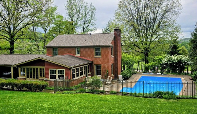 Private 4BR Retreat w/Heated Pool Near Laurel Highlands & Pittsburgh