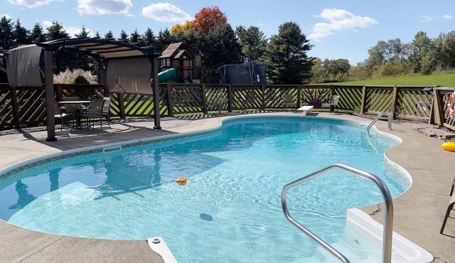 Private 4BR Retreat - Hot Tub, Sauna & Heated Pool - Sleeps 12