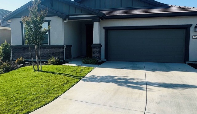 Private 4BR Retreat with Hot Tub, bbq, outdoor tv near Thunder Valley