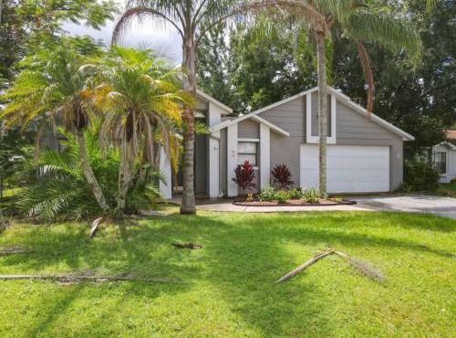Private 4BR villa with Screened in pool large yard