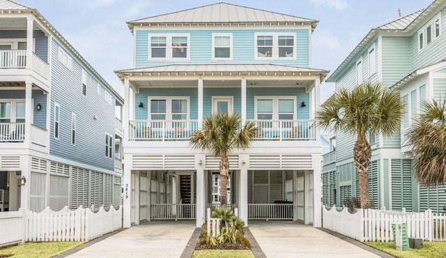 Private 5/4.5 Home Steps from Beach and minutes from Galveston attractions