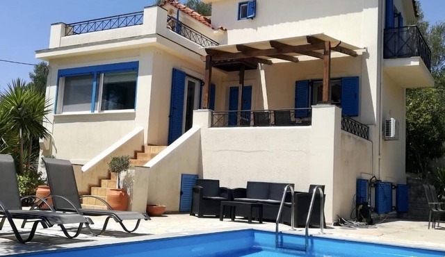 Private 5 bed Villa just 50m from Pessada Beach