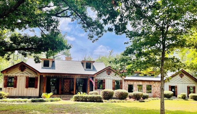 Private 5-bedroom Retreat Farmhouse on 232 acres Early County GA, Pool, Porches