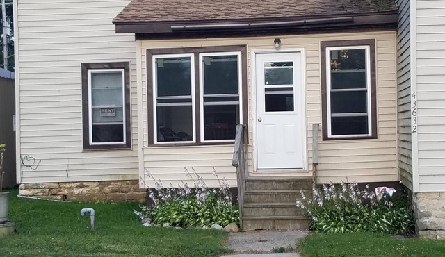 Private 5 rooms, one side of duplex, screened porch, yard space - boat parking,