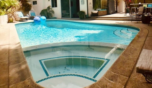 Private 5 Star Oasis with Pool/Spa - Close to Action - Tropical Modern Studio