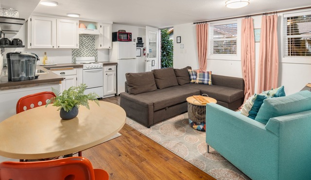 Private 5 Star One Bedroom Bungalow near the Airport/Ocean and 15 min to Seattle