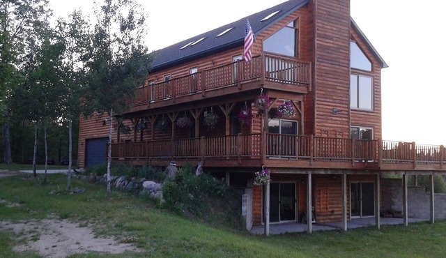 Private 50-Acre Northern MI Lodge. Walk to Golf & Fun Park. Trails Onsite