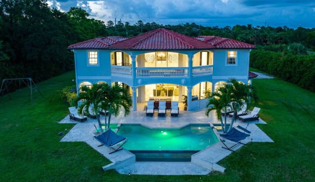 Private 5000 SF Waterfront Mansion w/Pool & Games