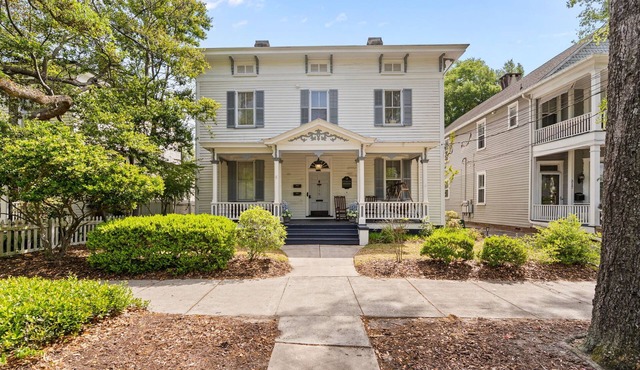 Private 5BR Estate with 3 Suites, 8 Free Parking Spaces, Walk to Riverwalk