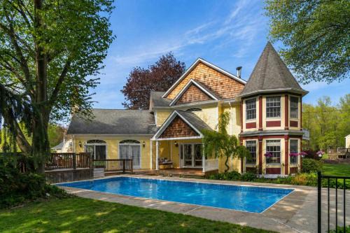 Private 5BR Farmhouse Pool Sleeps 12 Family