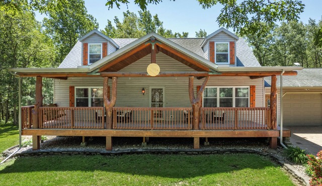 Private 5BR Luxury Lodge Sleeps 15 Game Room Dells 10min Pet Friendly