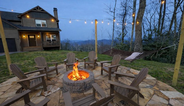 Private 6-Acre Mountain Resort -Theater, Game Room, Hot Tub. Flat Yard Sleeps 18