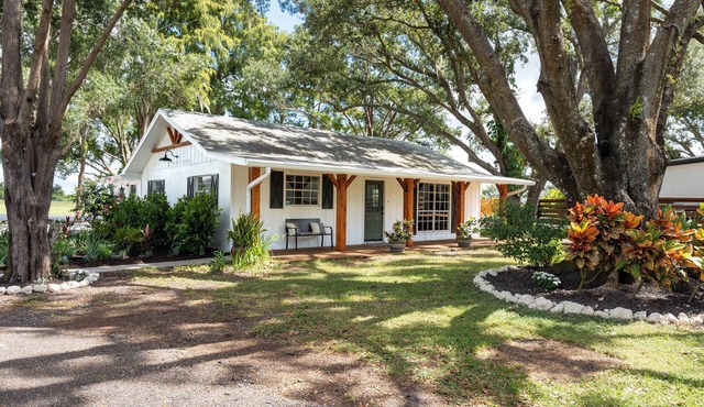 Private 6-Acre Ranch : 2 Homes + Game House + Barn