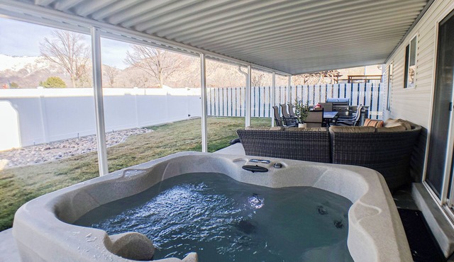 Private 6 Bd Gem w View+25Min to Snowbasin+Fenced Yard+Spa+Sleeps 12+Fiber Wifi!