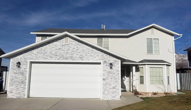 Private 6 Bd Gem w View+25Min to Snowbasin+Fenced Yard+Spa+Sleeps 12+Fiber Wifi!