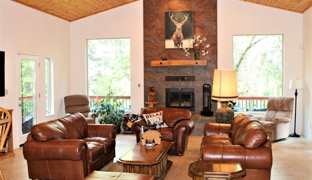 Private 6 Bedroom 5,000 Sq. Ft. Executive Home, Sleeps 20, Pets OK