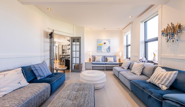 Private 6-Bedroom Hotel in Les Îles-de-la-Madeleine with Full Amenities & Views