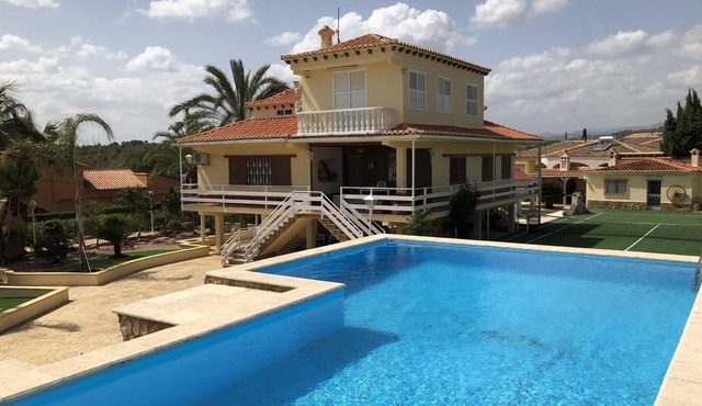 Private 6 Bedroom House with WIFI, Private Pool and Tennis Court